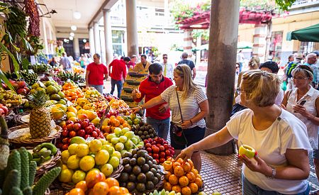 Průvodkyně Petra a naši cestovatelé na trhu s ovocem ve Funchalu
