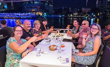 Naši cestovatelé si s průvodkyní Lenkou užívají večerní plavbu po řece Chao Phraya v Bangkoku