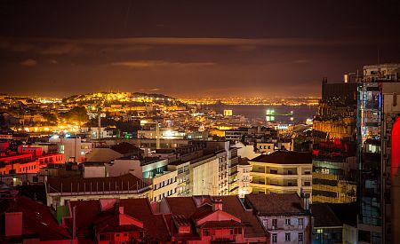 Lisabonské panorama pod rouškou noci