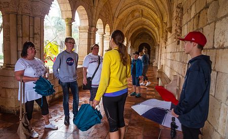 Průvodkyně Magda vypráví našim cestovatelům zajímavosti o Ancient Spanish Monastery