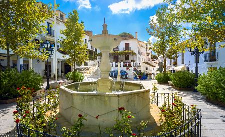 Historické náměstí malebné vesničky Mijas