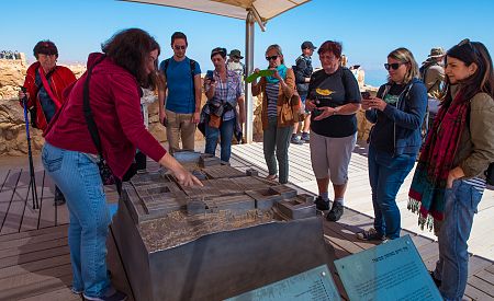 Průvodkyně Dáša ukazuje našim cestovatelům model pevnosti Masada