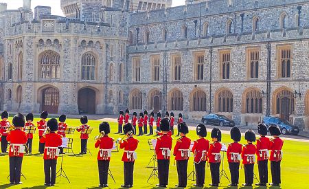 Slavností střídání stráží na hradním nádvoří Windsoru