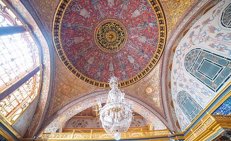Impozantní stropní výzdoba s křišťálovým lustrem v paláci Topkapi