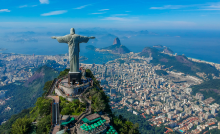 Vrchol hory Corcovado se sochou Krista Vykupitele a fantastickým výhledem na Rio