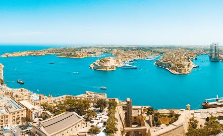 Panoramatický pohled na Maltu s hlavním městem Valetta
