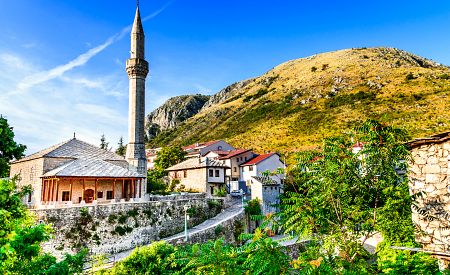 Ottomanova mešita s minaretem ve staré části Mostaru