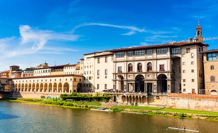 Galerie Uffizi na břehu řeky Arno
