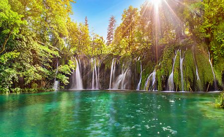Tyrkysová hladina Plitvických jezer s okolními vodopády – nechte se unést…