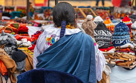 Tradiční ekvádorské výrobky na trhu v Quitu