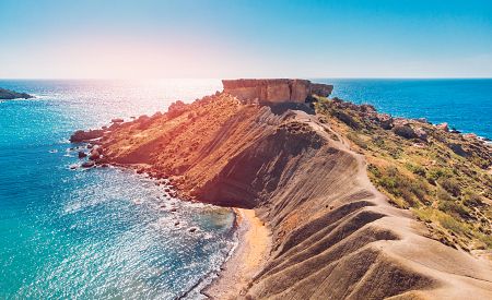 Azurové moře a jedna z nejkrásnějších maltských pláží Golden Bay jako na dlani
