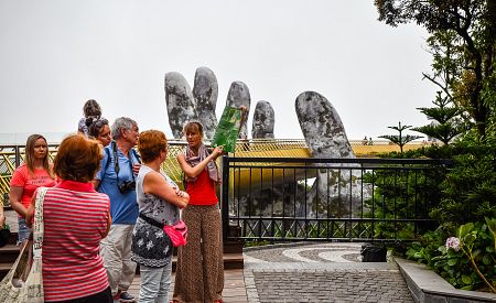 Průvodkyně Jana ukazuje našim cestovatelům trasu po Golden Bridge