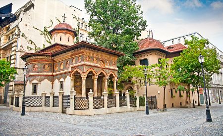 Kostel Stavropoleos v historickém centru ve čtvrti Lipscani Bukurešti