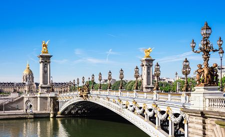 Nejkrásnější most v Paříži pojmenovaný po Alexandru III.