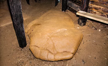 Megalitické bloky uvnitř tajemných tunelů Ravne v bosenském údolí pyramid