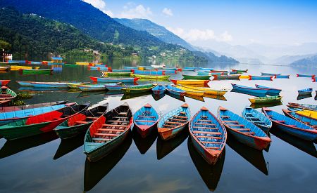 Kouzelné jezero Phéva ve městě Pókhara v Nepálu