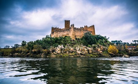 Středověký hrad Almourol nad řekou Tajo