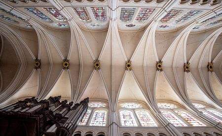 Impozantní stropní klenba katedrály v Chartres