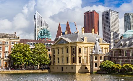 Panorama moderních a historických budov v Haagu