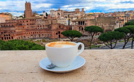 Výhled na Forum Romanum a káva