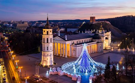 Pohled na vánoční trhy ve Vilniusu