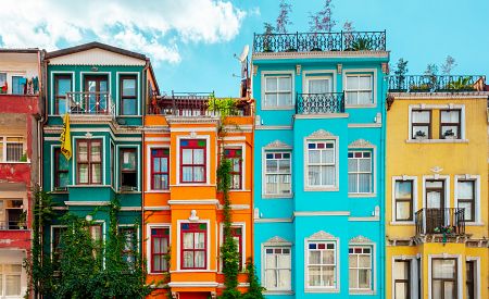 Tradiční barevné domky v istanbulské čtvrti Balat