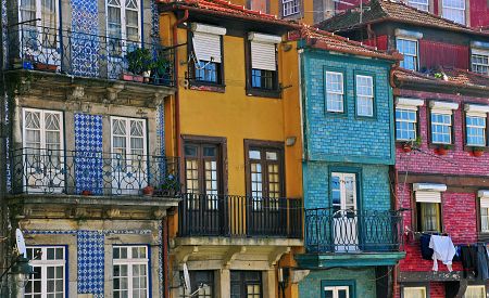Barevné domky na břehu řeky Douro
