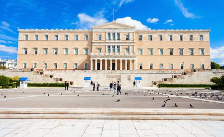 Řecký Parlament a náměstíčko, kde se denně v každou celou hodinu střídají stráže.