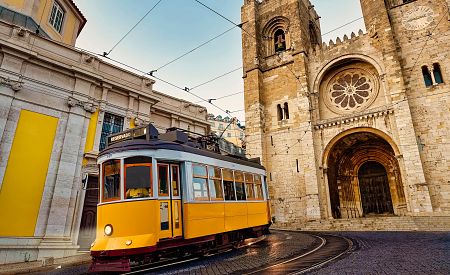 Katedrála Sé a typická lisabonská žlutá tramvaj