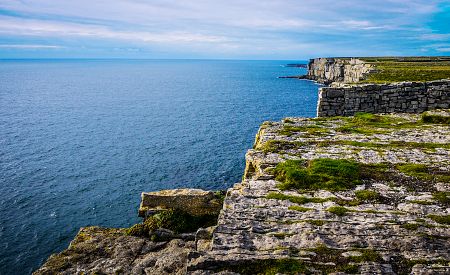 Dramatické pobřeží ostrova Inis Mór s tajemnými skalními útvary