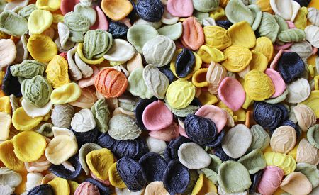 Ručně vyráběné těstoviny orecchiette najdete na každém kroku.