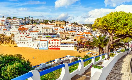 Idylické rybářské městečko Carvoeiro s barevnými domky a autentickou atmosférou