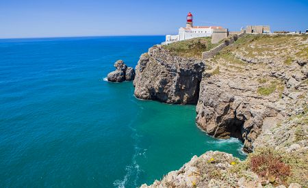 Mys Cabo de Sao Vicente s majákem strážícím nejjihozápadnější cíp evropské pevniny