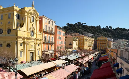 Trh Cours Saleya v Nice na Azurovém pobřeží ve Francii