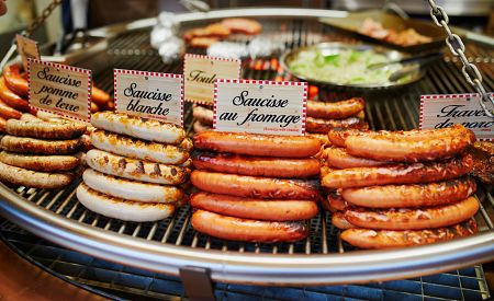 Grilované klobásky nejrůznějších příchutí – typická francouzská vánoční specialita