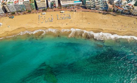 Vyhlášená pláž Playa de Las Canteras ve městě Las Palmas