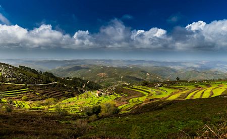 Klidné portugalské pohoří Monchique vytvářející kontrast k rušnému pobřeží Algarve