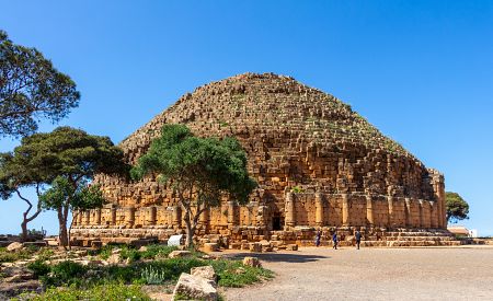 Královské mauzoleum v Tipase – symbol římského dědictví