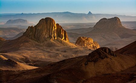 Hra barev a stínů při západu slunce nad Assekremem