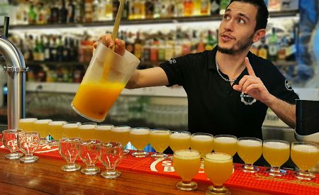 Příprava tradičního madeirského nápoje Poncha