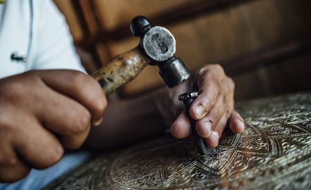 Ukázka tradiční výroby stříbrných šperků z dílny Tuaregů