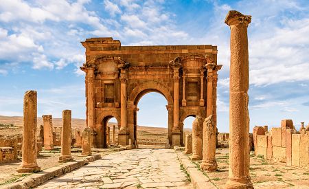 Trajánův oblouk a atmosféra starověké slávy v Timgadu