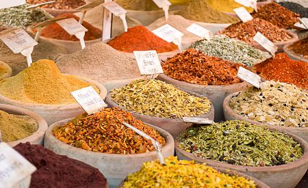 Orientální koření plné vůní na typickém tržišti (souku) v Agádíru