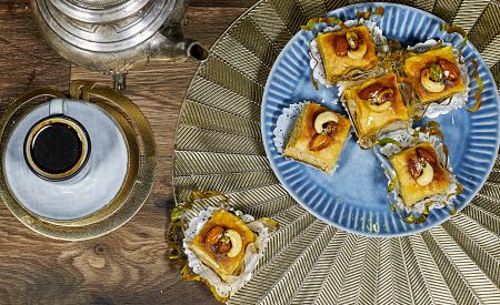 Typický alžírský dezert – sladká baklava se silnou černou kávou