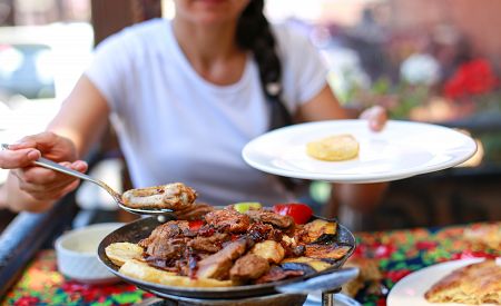 Tradiční ázerbájdžánský pokrm saj připravovaný na speciální železné pánvi. Ochutnejte!