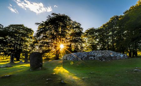 Prehistorické mohyly obklopené menhiry na nalezišti Clava Cairns