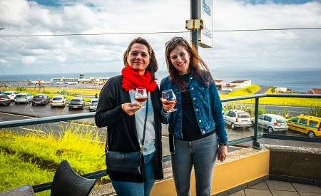 Ochutnávka portugalské brandy CRF s výhledem na přistávací dráhu madeirského letiště