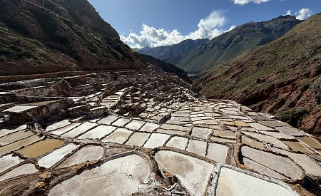 Tisíce solných jezírek poblíž města Maras