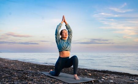 Příjemné protažení s jógou na plážích Atlantiku
