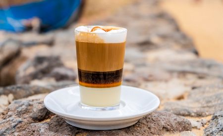 Populární káva Barraquito s kondenzovaným mlékem a likérem